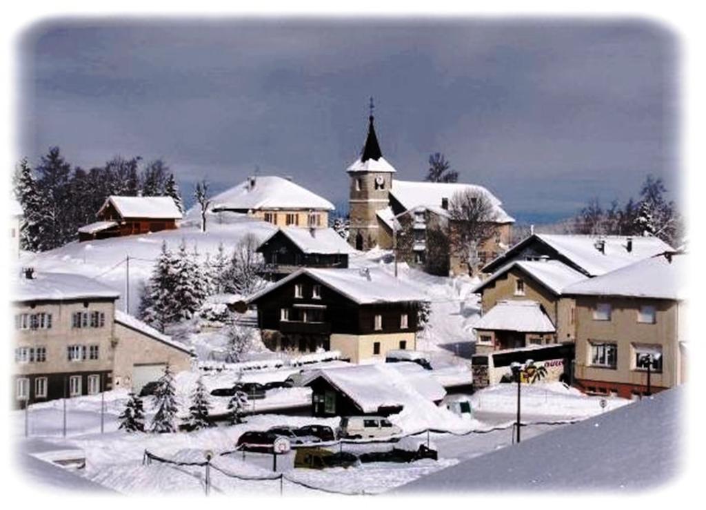 Le Cernois -Centrre Du Village - Pistes De Luge, Ski Fond, Patinoire, Commerces A 100M Prémanon Extérieur photo